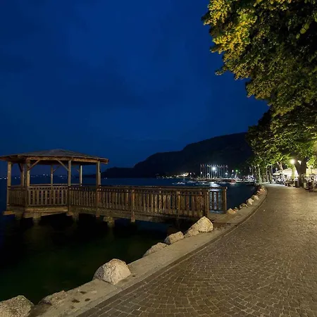 公寓 Dimora Gu -terrazza, Vista Lago, 100m Da *